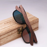 Слънчеви очила с поляризирани стъкла, с дървени дръжки и дървена кутийка с цветни огледални стъкла